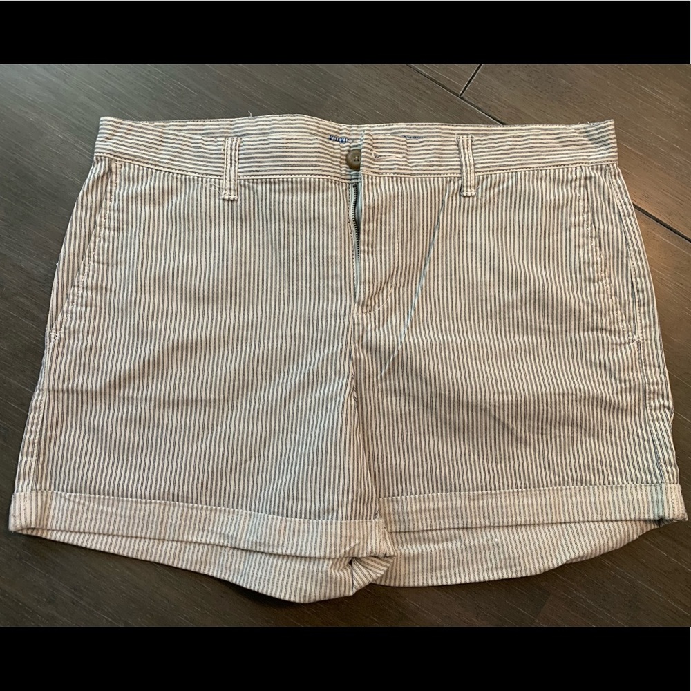 Gap shorts white with blue pinstripe w/cuff sz 12